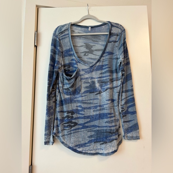 Z Supply Camo Blue Long sleeve pocket tee size large - Picture 5 of 8